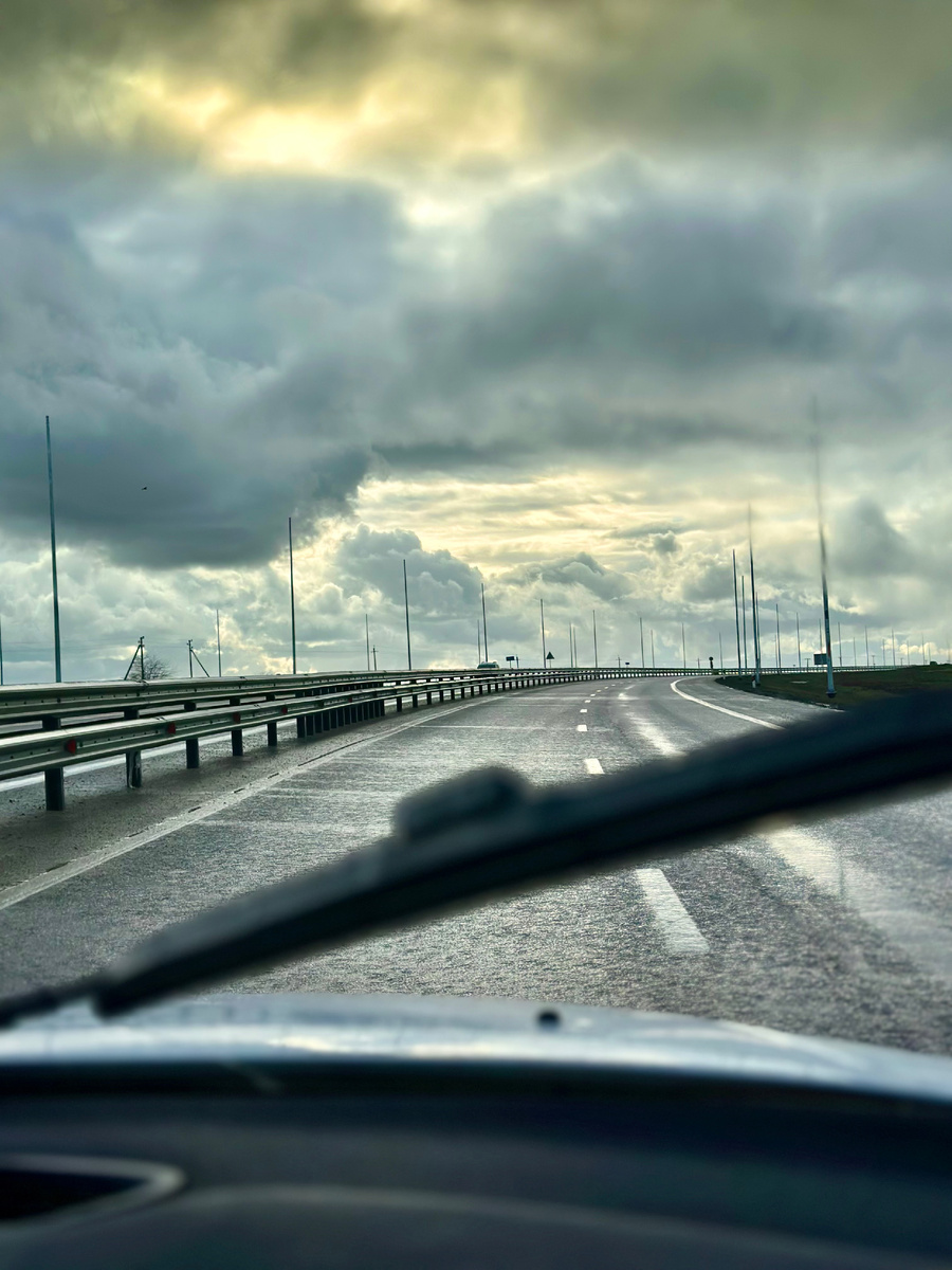 Погода в пути застала такая: 10 минут дождя, 10 минут солнца, 10 минут снега и ураганного ветра, что даже машину весом 1,5 тонны качало как лист на ветру