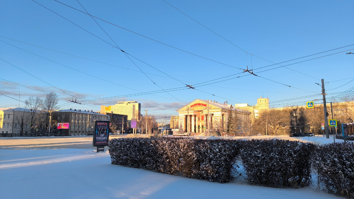 Кинотеатр Маяковского. Обычно здесь сплошной поток машин.