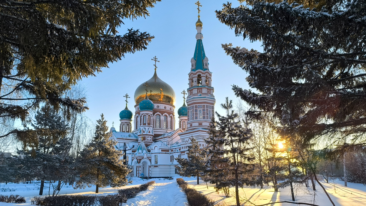 Как бы я не фыркала на этот собор, но снаружи он красив. Главное - не заходить внутрь.