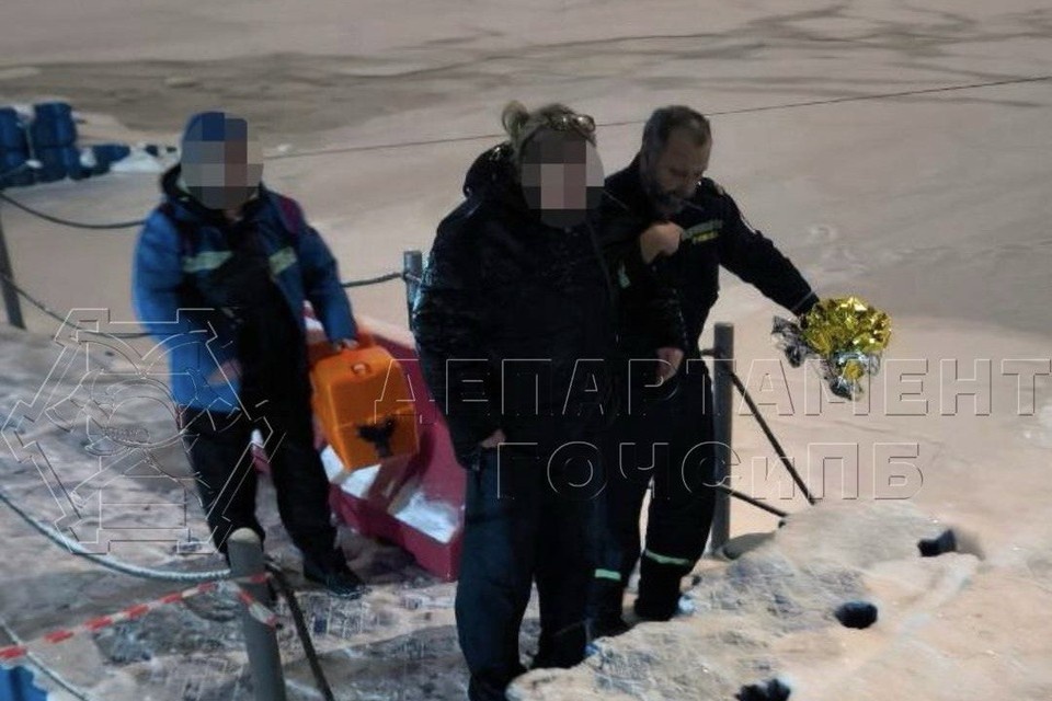    Спасатели вытащили женщину из Москвы-реки 1 января. Фото: Департамент по делам гражданской обороны, ЧС и пожарной безопасности Москвы