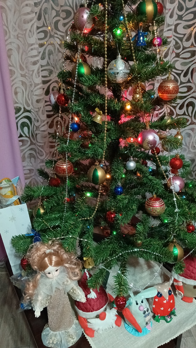фото автора: наша елочка, с ней мы встречали Новый год