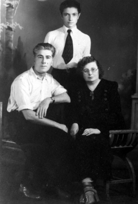 В. Бероев с родителями. Фото из открытых источников