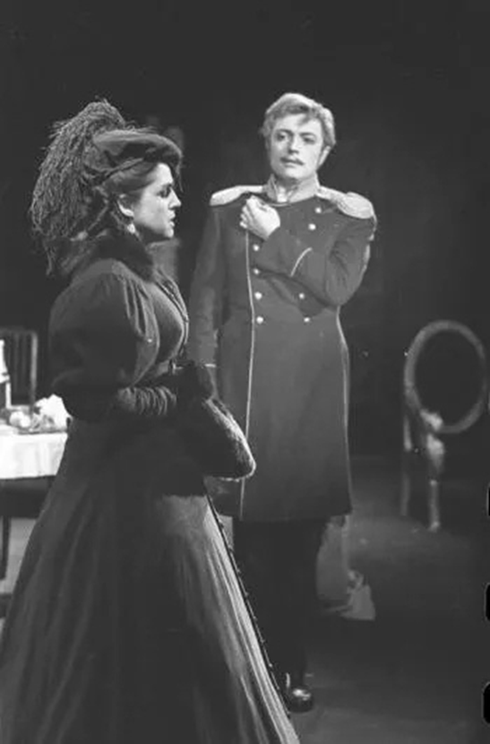 Сцена из спектакля "Маскарад". Звездич – В. Бероев, баронесса Штраль-И. Карташева