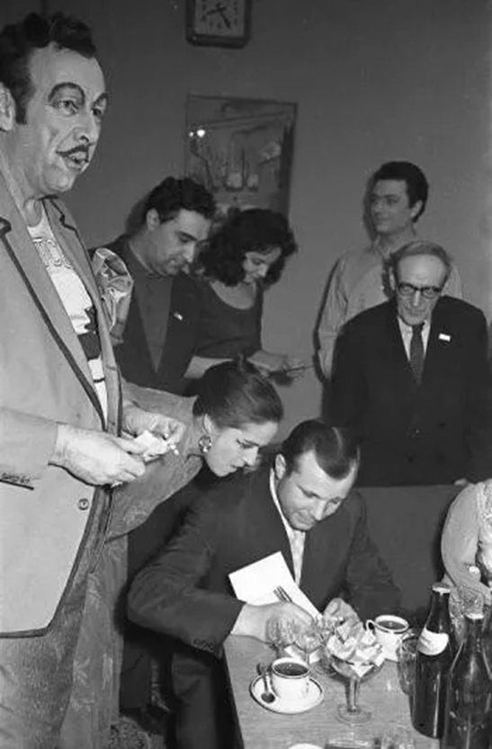 Ю. Гагарин раздает автографы артистам. Р. Плятт, И. Карташева, Э. Бруновская, В. Бероев. 1963 год