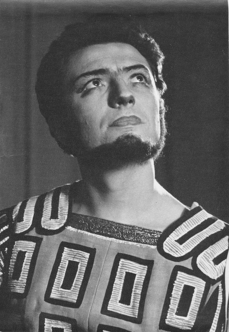 В спектакле "Цезарь и Клеопатра"