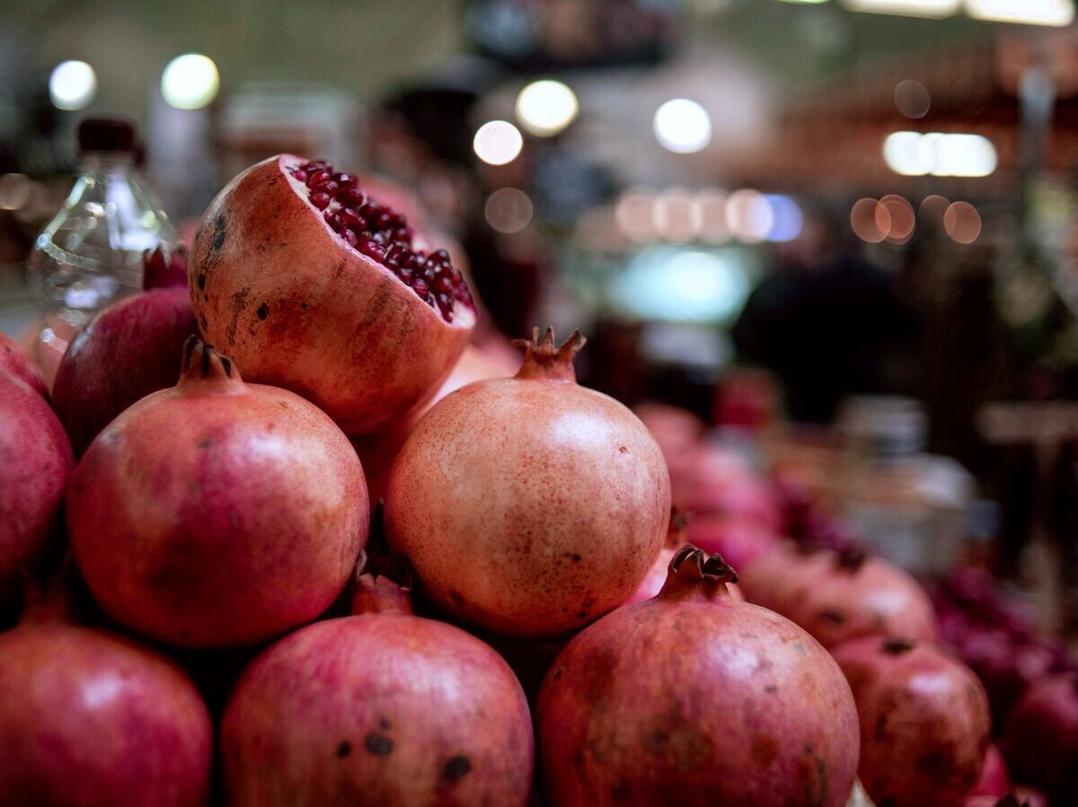    Гранаты на прилавке | © РИА Новости / Евгений Биятов