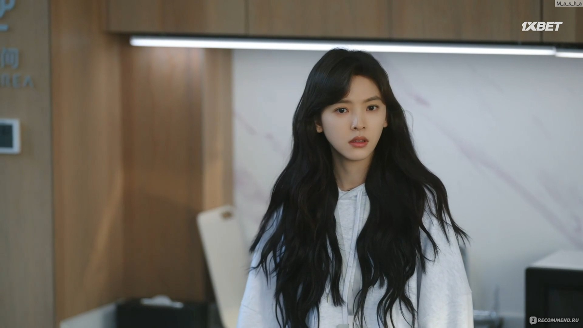 Главная героиня. У актрисы шикарные волосы, не знаю, свои или добавлены пряди, но любуюсь ими всю дораму. Всегда мечтала о длинных и густых волосах, но, к сожалению, не дано. 