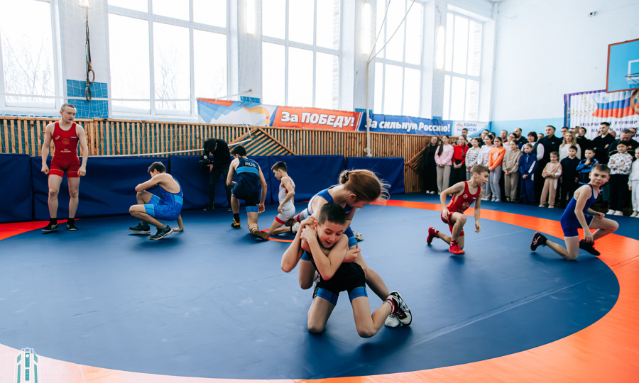 Председатеь Правительства Чувашии Сергей Артамонов вручил борцовский ковер вырастившей десятки профспортсменов школе на селе