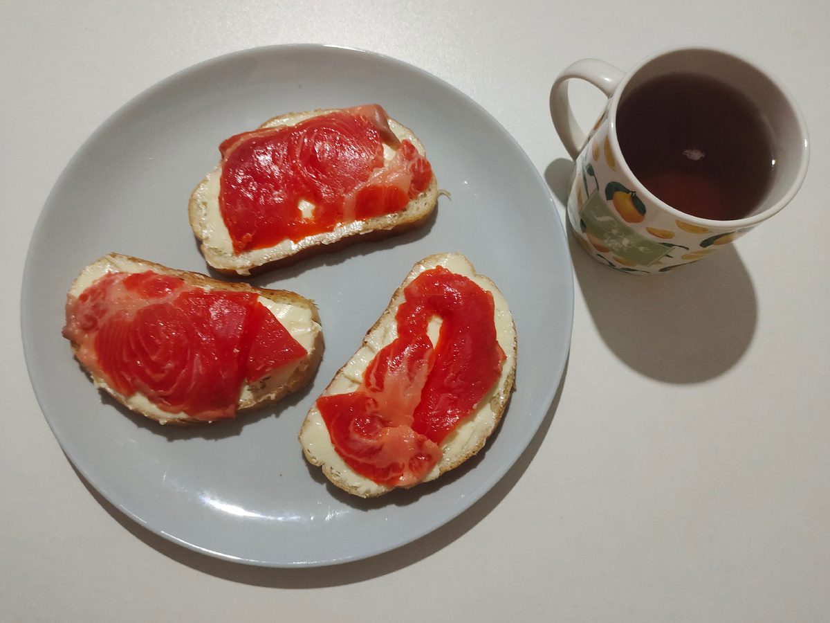 три бутера с форелью и сладкий чай 