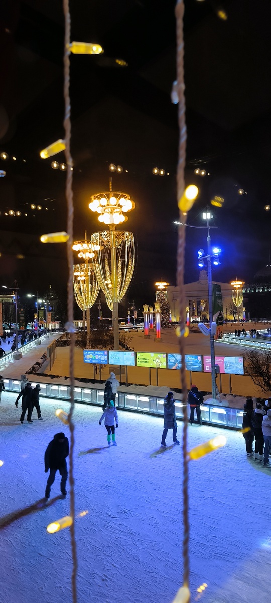 Вид из кафе Варежка, десерты очень вкусные! 