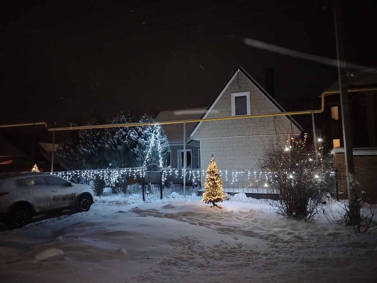Так наряжабт свои дома многие на нашей улице. 