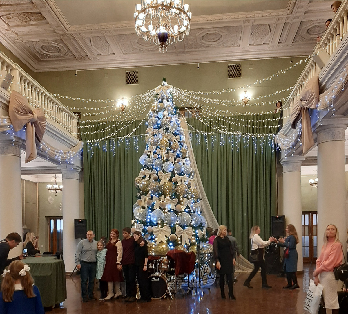 В фойе театра