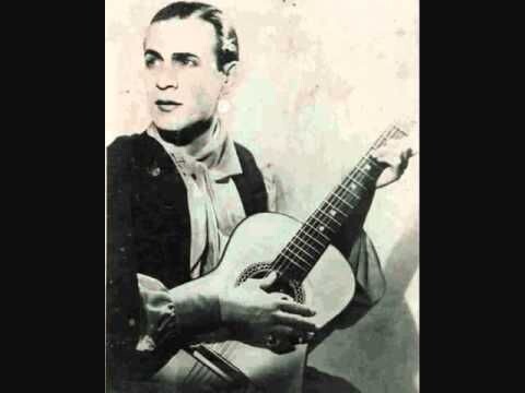 Тино Росси, певец и гитарист.