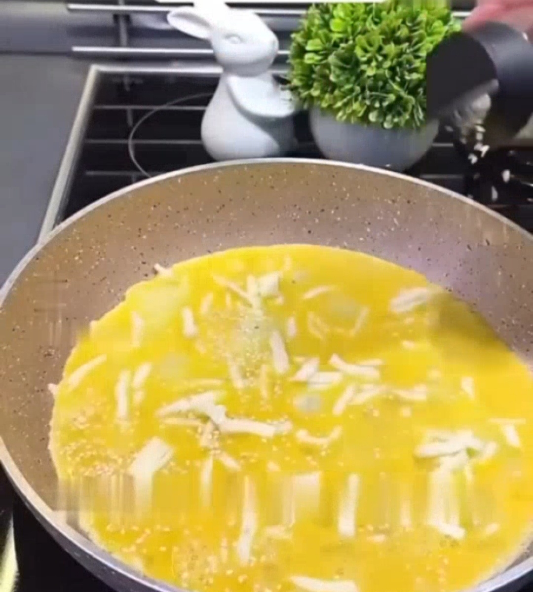 Один лист тонкого лаваша – основа нашего шедевра! Два яйца. 