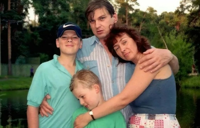 Кирилл и Макар Запорожские в детстве с родителями.