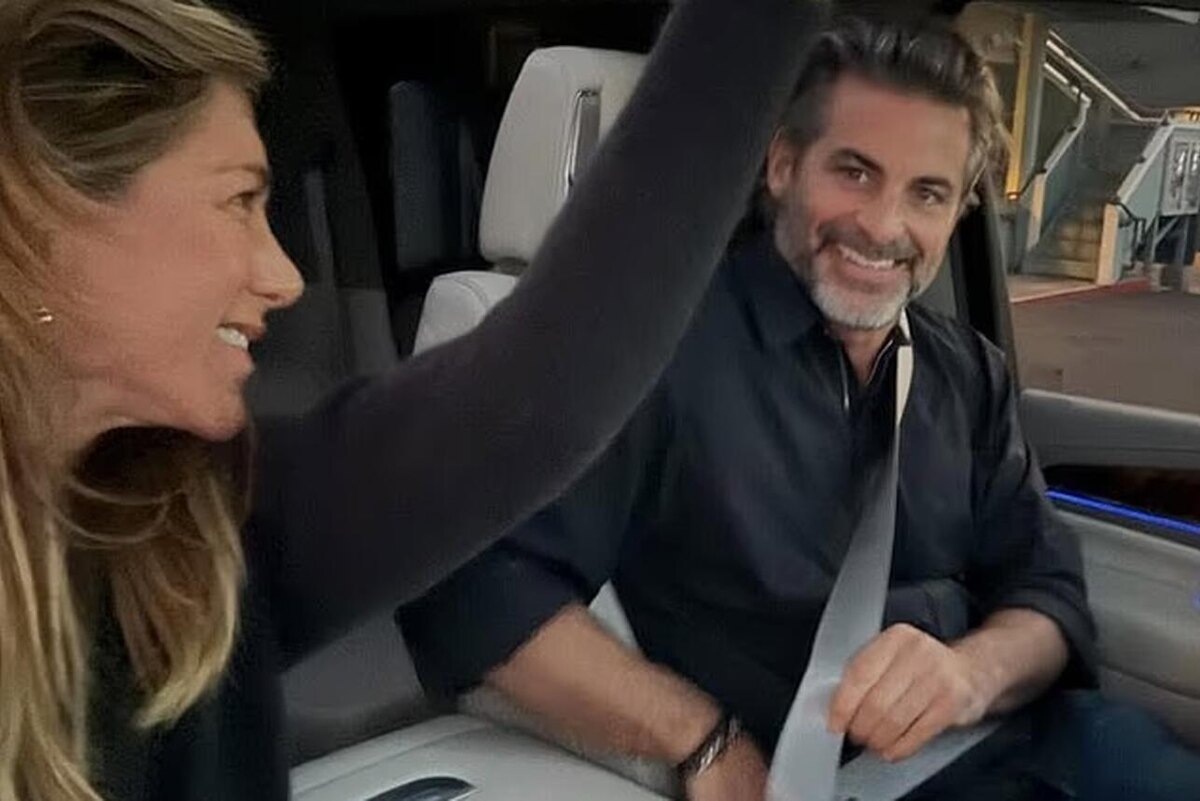    Джим Кертис предвкушает будущее с Энистон Социальные Сети