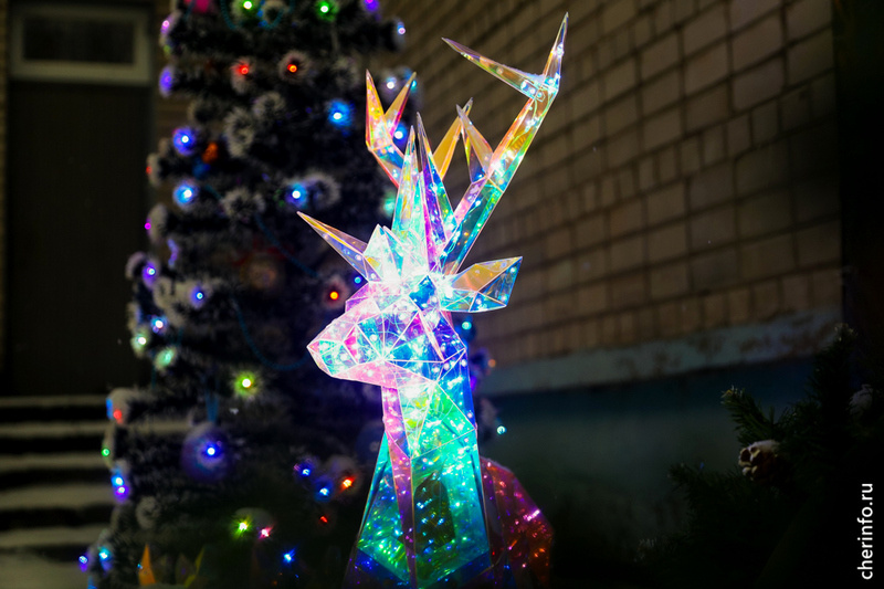    Новогодние композиции есть в здании садика и на территории.