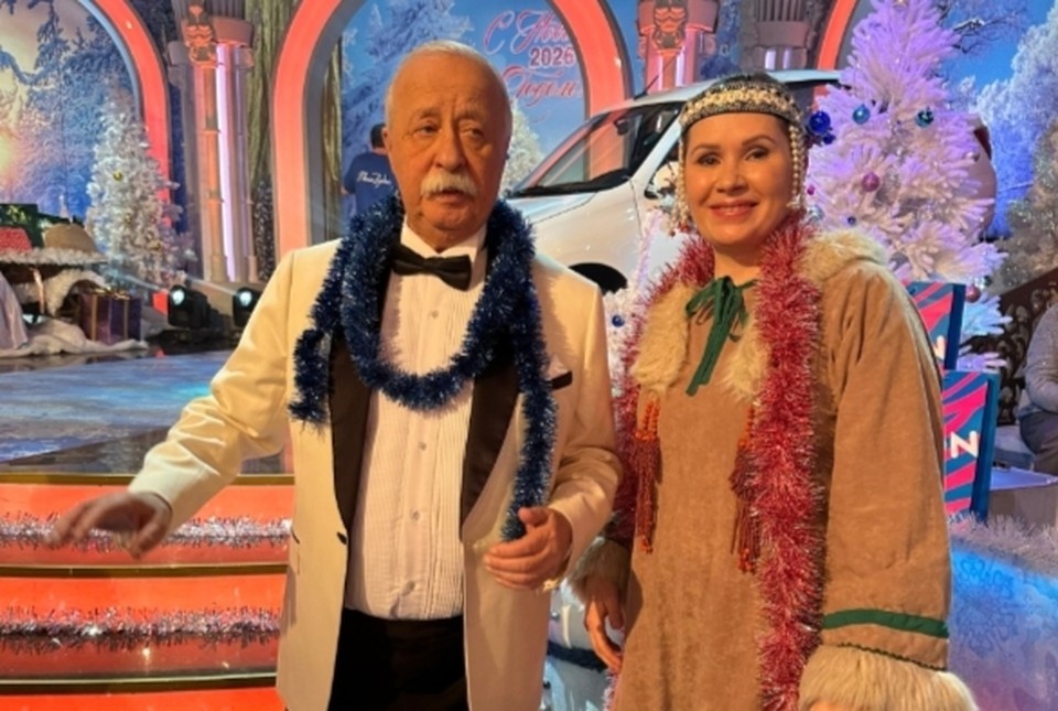    Наталья из Сыктывкара подарила Леониду Якубовичу расписной хомут на «Поле чудес». Фото: соцсети героини.