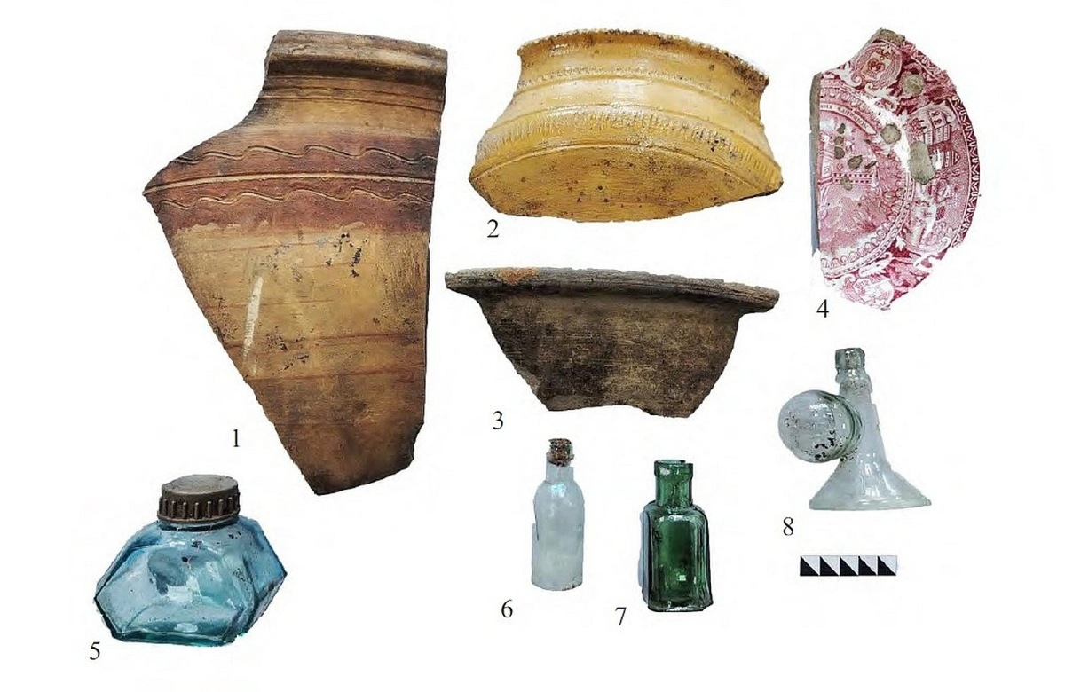    В XVIII веке в районе современной улицы Суворова проживали кузнецы. А неподалеку от места находки старинных артефактов располагалась улица Лекарская