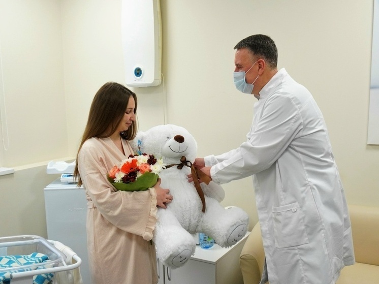     Мэр Великого Новгорода поздравил молодую маму с рождением дочери. Фото со страницы мэра Великого Новгорода Александра Розбаума ВКонтакте