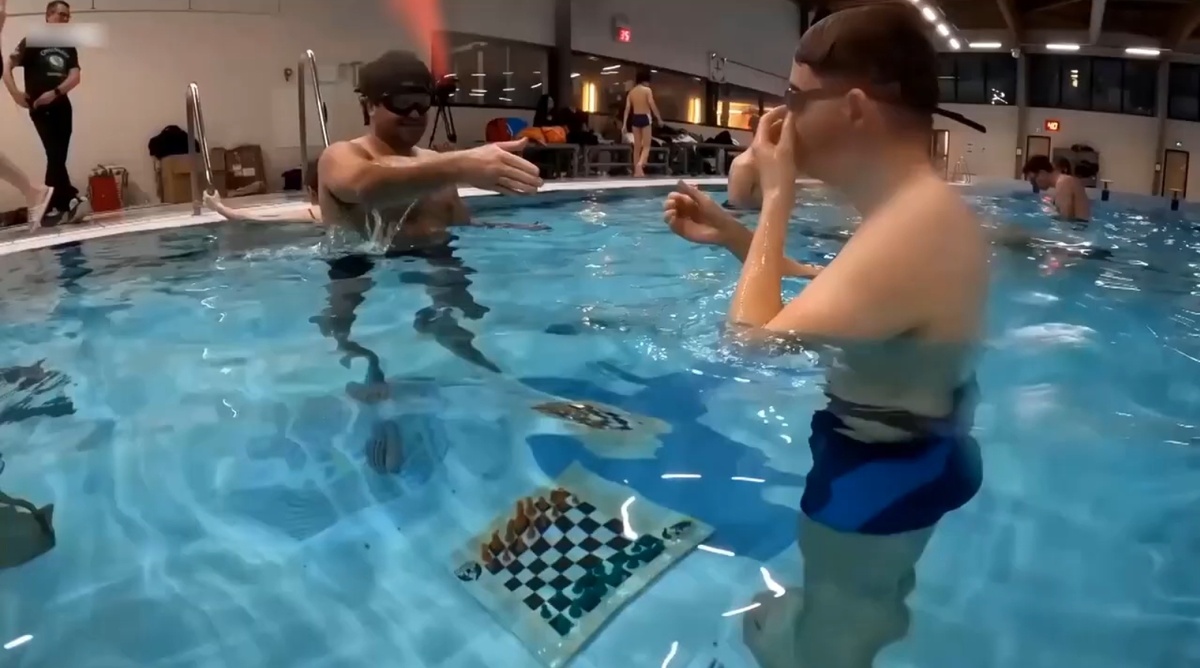 Как играют в подводные шахматы