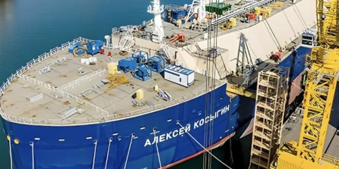 Россия спустила на воду первый газовоз спг