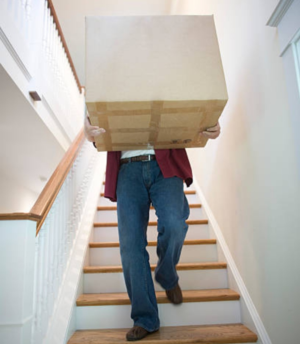 Свидетелей того, как Рома вывозил вещи - нет