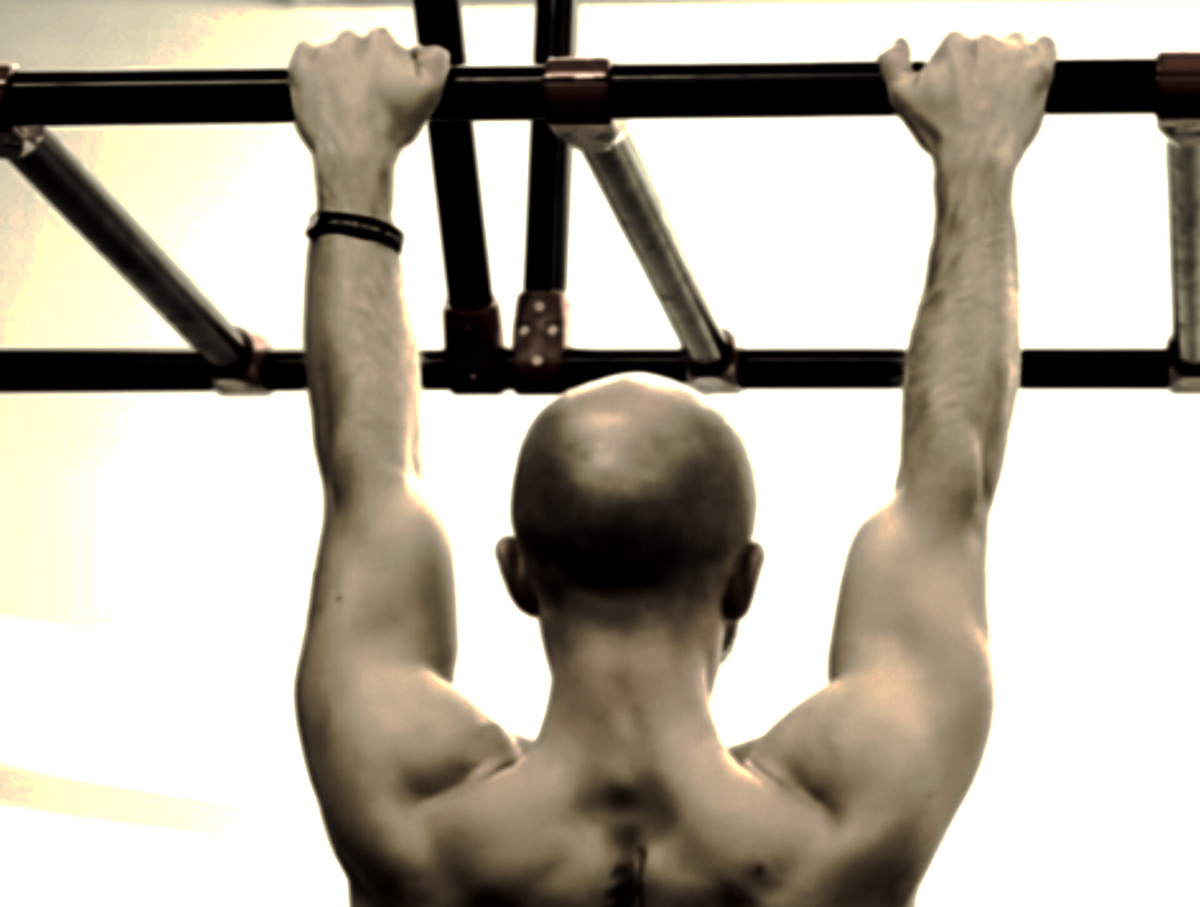 Средний хват, подтягивания