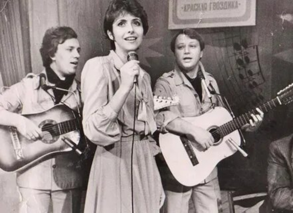 Они начинали как студенческий ансамбль, даже не мечтая, что их голоса станут символом целого поколения.