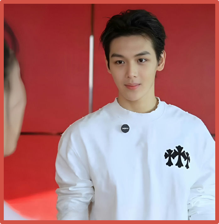 Ван Хунцинь (Цю Цю). Сын китайской актрисы Ван Янь.