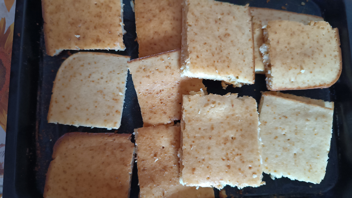 Готовый белый корж нарезали на кубики