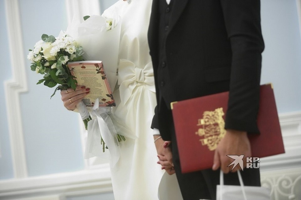    Возлюбленные активно выбирают красивые календарные даты и праздничные дни Алексей БУЛАТОВ