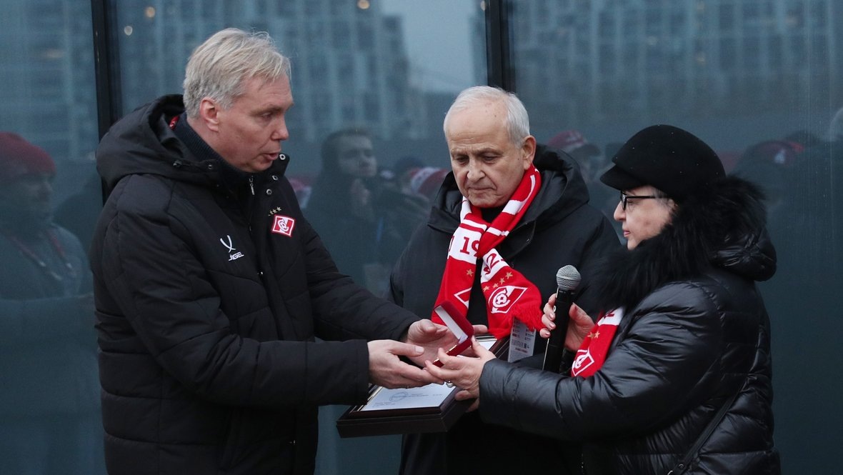    Открытие трибуны имени Никиты Симоняна на арене «Спартака». Алексей Матвеев, Александр Мирзоян, Виктория Симонян.Федор Успенский