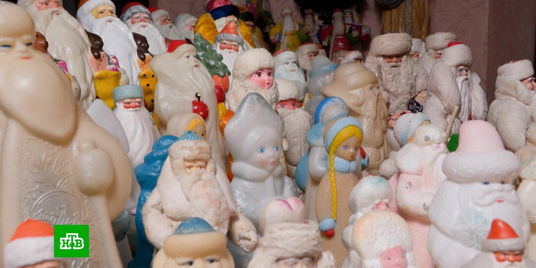 Житель Владимирской области показал коллекцию из 300 Дедов Морозов разных эпох