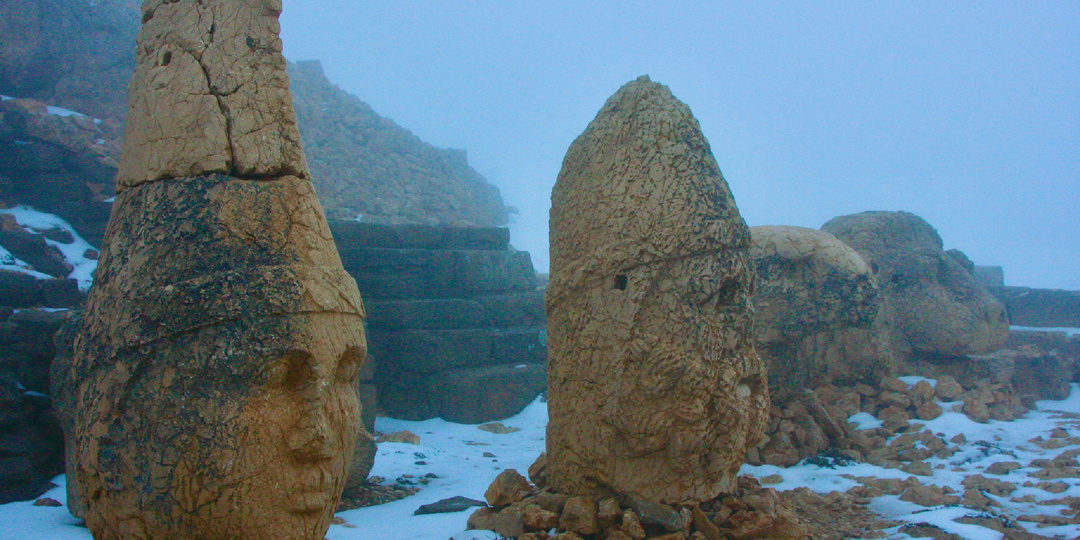 Забытое царство на вершине горы: кто оставил каменных гигантов в облаках?