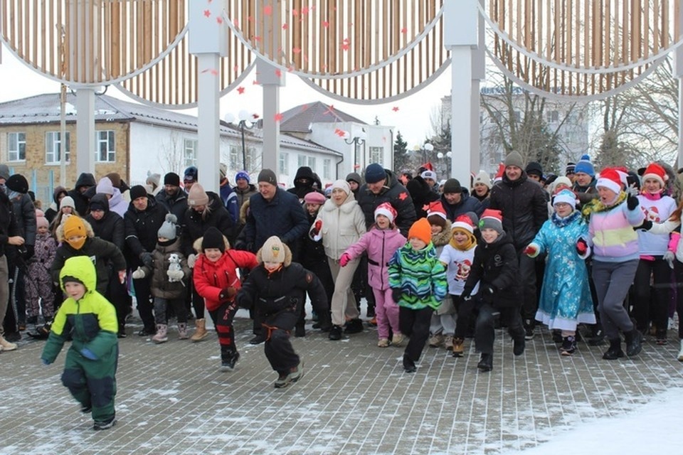    В Краснодоне состоялся традиционный Новогодний легкоатлетический пробег. ФОТО: ТГ-канал Сергея Козенко
