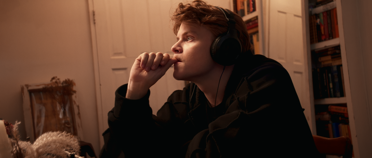 Кадр из фильма "Накладно". В кадре актер Артемий Соколов-Савостьянов. Режиссер Владимир Кисаров. 2025 год.