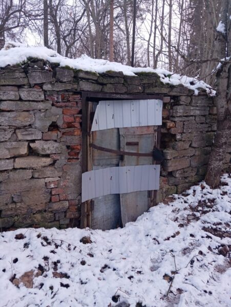 Кухня с погребами (шесть помещений) в имении Тайцы Гатчинского района. Возможно, здесь над погребом и располагалась сыроварня, пишет фермер Малиновский.
