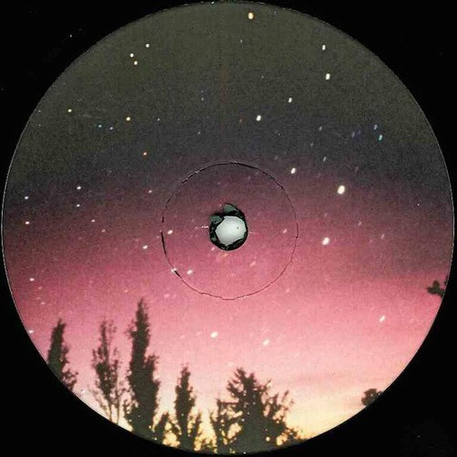 «Cosmic Rave» — это призрачный сигнал из прошлого, прощальный поклон клубному андеграунду перед рывком в новое десятилетие