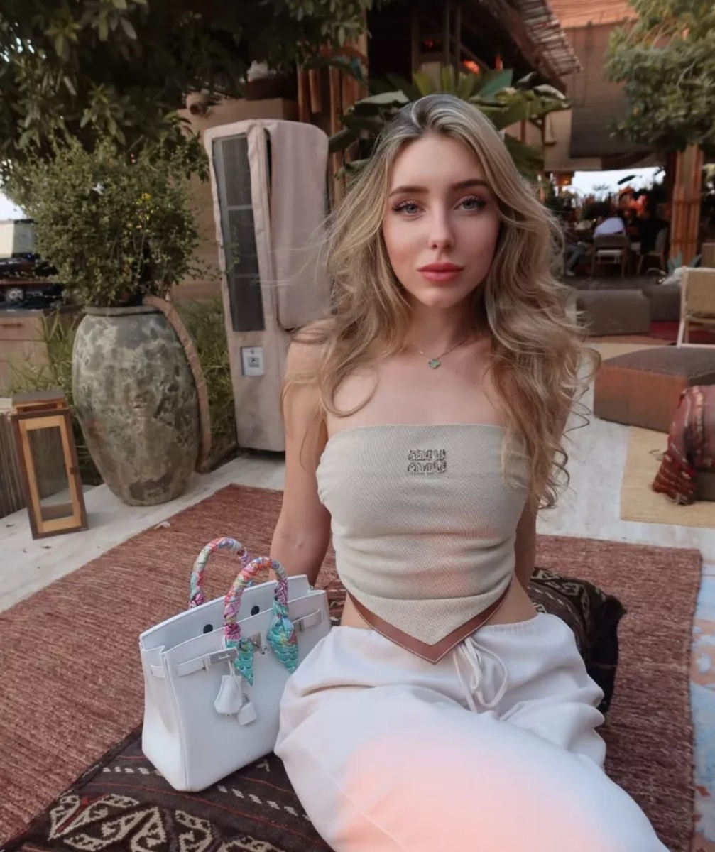 Идеальная простая девушка Павла Дурова, не светская львица...Источник: @julivavilova