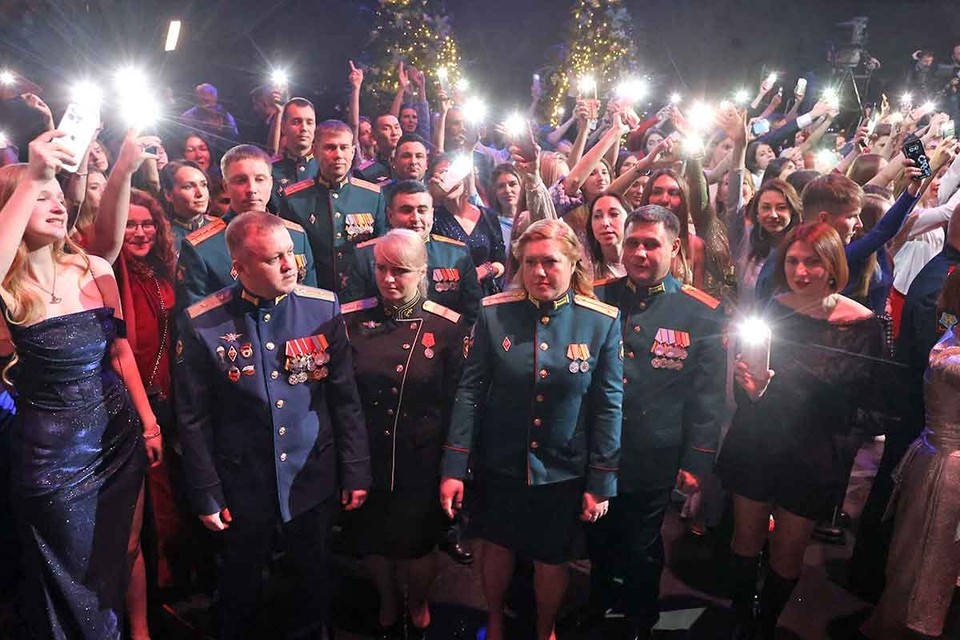    Герои СВО в студии на съемках Новогодней ночи 2026 на Первом. Настоящие герои — для них звучал в том числе и блок патриотической музыки. Фото: Юрий Феклистов.