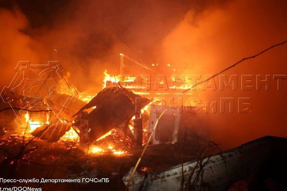   Частный дом загорелся на юге Москвы, пятеро эвакуированы. Фото: Департамента по делам гражданской обороны, ЧС и пожарной безопасности Москвы