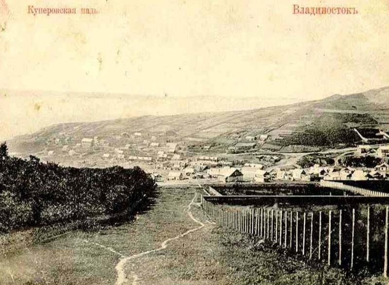 Наверное, в архивах где-то есть фото этой женщины, но я его к сожалению, не нашла. Поэтому выкладываю фото старого Владивостока из открытых источников.