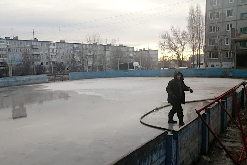    Идёт заливка катка в 5 мкрн. (фото: МАУ «Спорткомплекс «Текстильщик»)