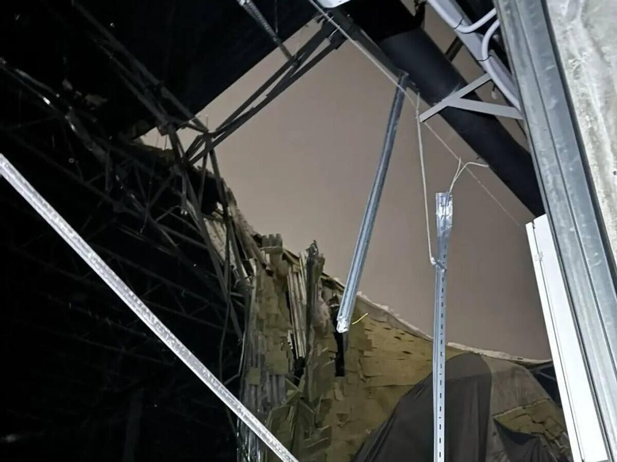    На месте обрушения кровли логистического хаба Wildberries в городе Юрге | © Фото : Следком Кузбасса/Telegram