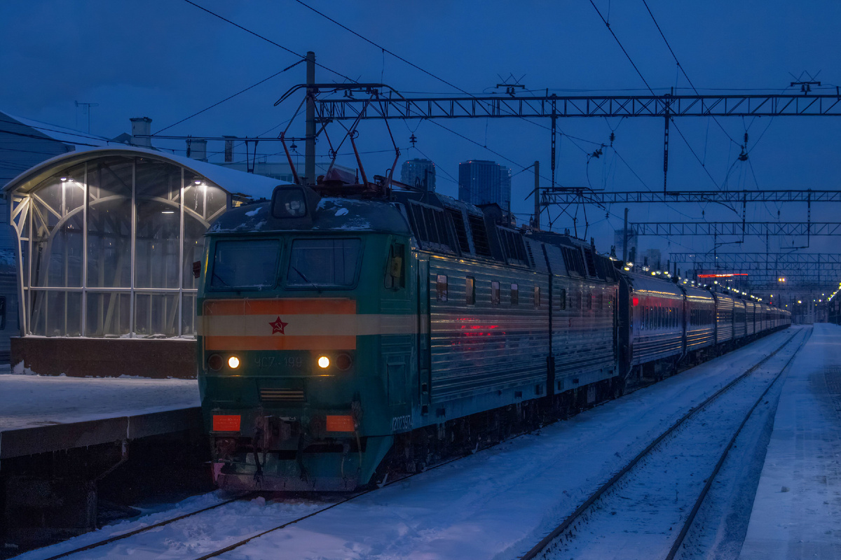 Электровоз ЧС7-199 с пассажирским поездом на Киевском вокзале, город Москва. 