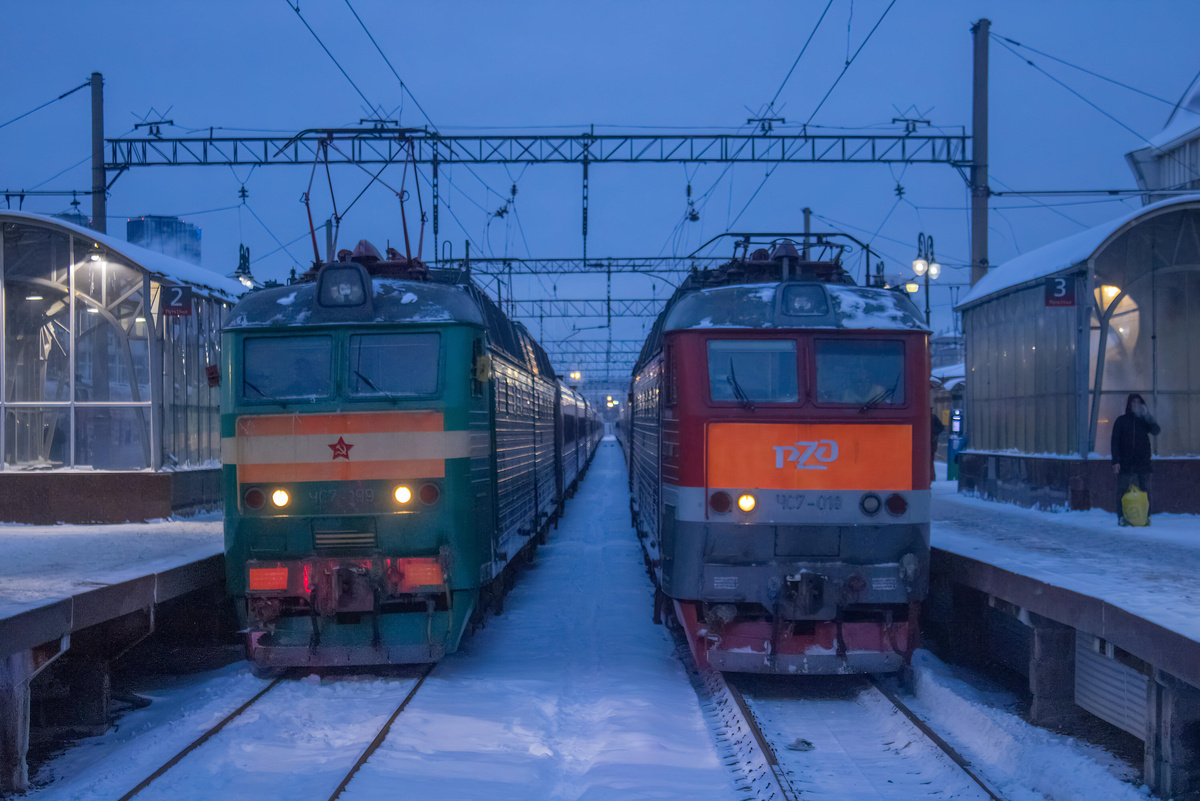 Два электровоза одной серии, но разных окрасов стоят рядом друг с другом