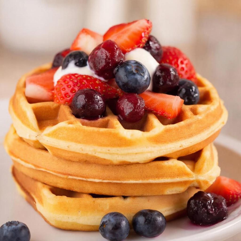 вафли украшенные ягодами и взбитыми сливками