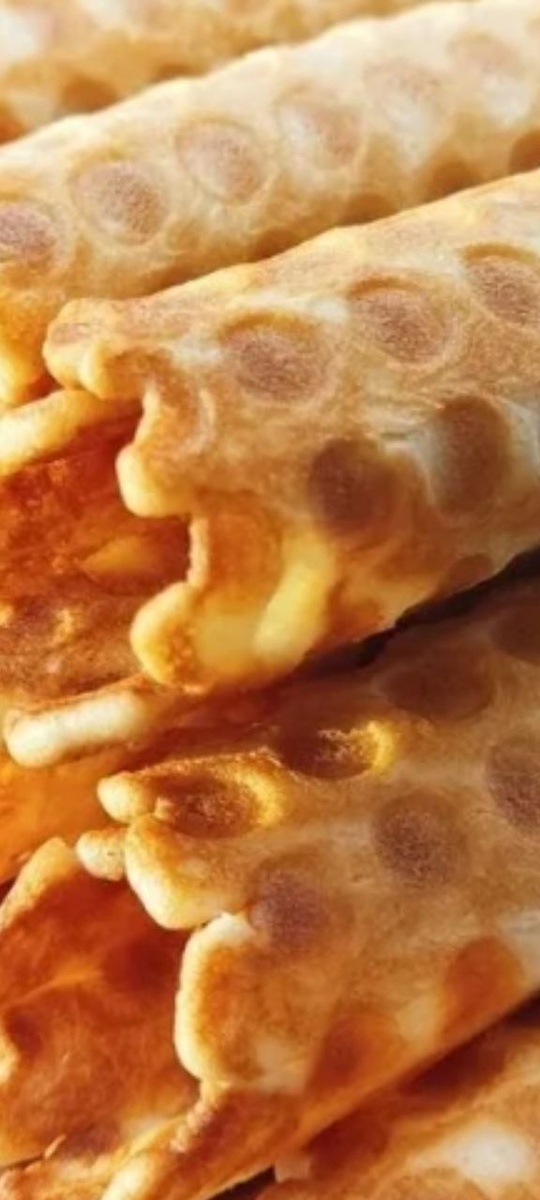 толщина вафель зависит от вашего желания. Если хотите чтобы получились тонкие хрустящие, то наливаете тесто тонким слоем