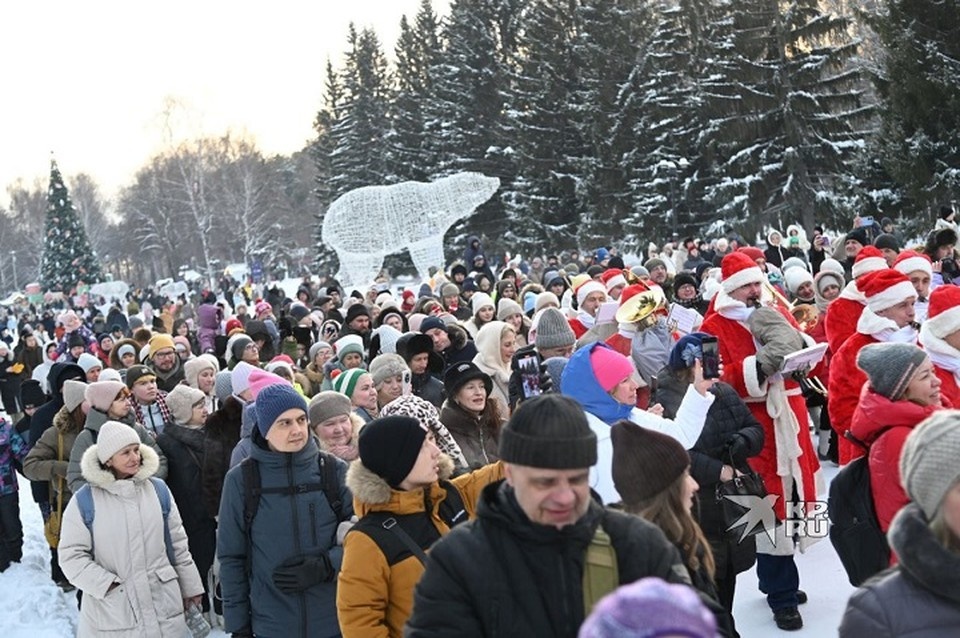    Колону сопровождали посетители парка Ольга ЮШКОВА